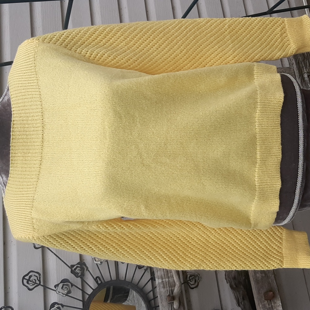 💛TheyCall meMellowYellow🎵🍋Sweater with Open Knit Sleeves Size M